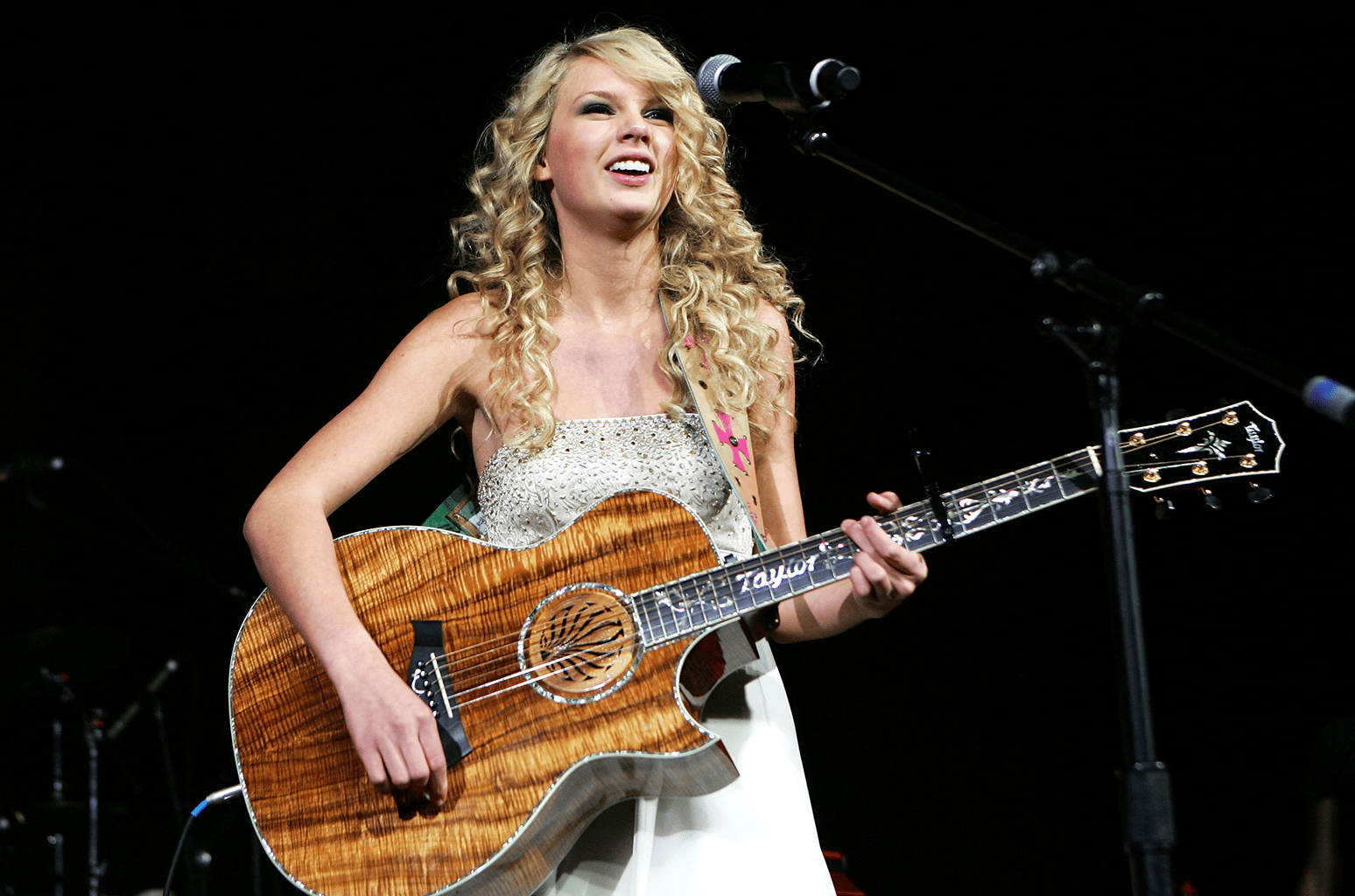 taylor-swift-performance-2007-bi (1).png